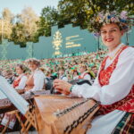 scenoje – chorai, šokėjai ir žinomi atlikėjai
