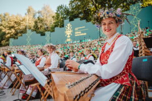 scenoje – chorai, šokėjai ir žinomi atlikėjai