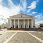 Vienas svarbiausių sostinės simbolių netrukus pasitiks atsinaujinęs: Vilniaus rotušėje įpusėjo išorės darbai