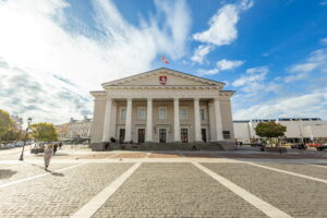 Vienas svarbiausių sostinės simbolių netrukus pasitiks atsinaujinęs: Vilniaus rotušėje įpusėjo